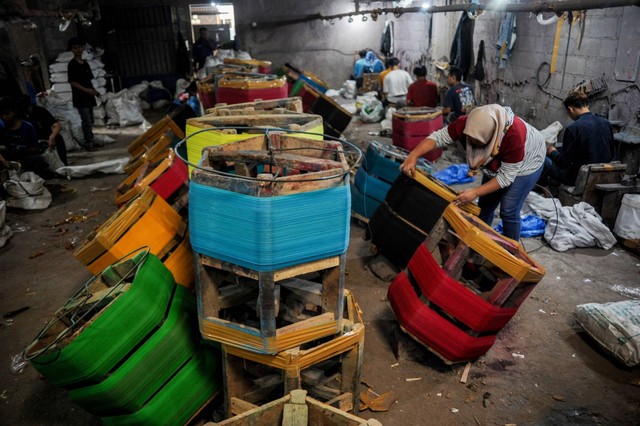 Perajin menyelesaikan produksi gelasan di Kampung Sinarmulya, Tanjungsari, Kabupaten Sumedang, Jawa Barat, Jumat (5/8/2022). Foto: Raisan Al Farisi/ANTARA FOTO