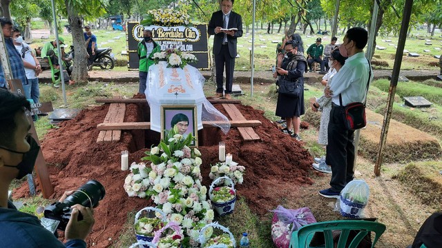Suasana pemakaman Komedian Eddy Gombloh di TPU Tegal Alur, Kalideres, Jakarta Barat, Jumat (5/8/2022). Foto: Alexander Vito/kumparan