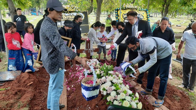 Suasana pemakaman Komedian Eddy Gombloh di TPU Tegal Alur, Kalideres, Jakarta Barat, Jumat (5/8/2022). Foto: Alexander Vito/kumparan