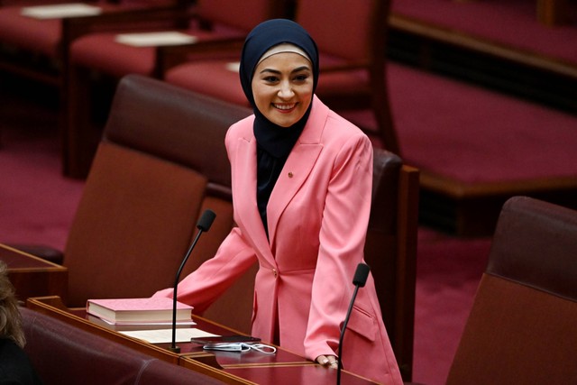 Senator Buruh Fatima Payman di ruang Senat saat pembukaan Parlemen Federal ke-47 di Gedung Parlemen di Canberra, Selasa (26/7/2022). Foto: AAP/Mick Tsikas via Reuters