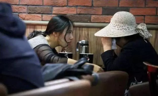 Spesialis penghenti pelakor. (Foto: The Paper)