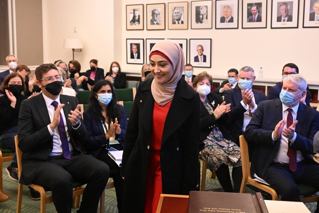 Senator Buruh Fatima Payman di ruang Senat saat pembukaan Parlemen Federal ke-47 di Gedung Parlemen di Canberra, Senin (25/7/2022). Foto: AAP/Mick Tsikas via Reuters