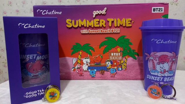 Rangkaian Merchandise Spesial Chatime Good
Summer Time with Sunset Beach BT21. Foto: Monika Febriana/kumparan
