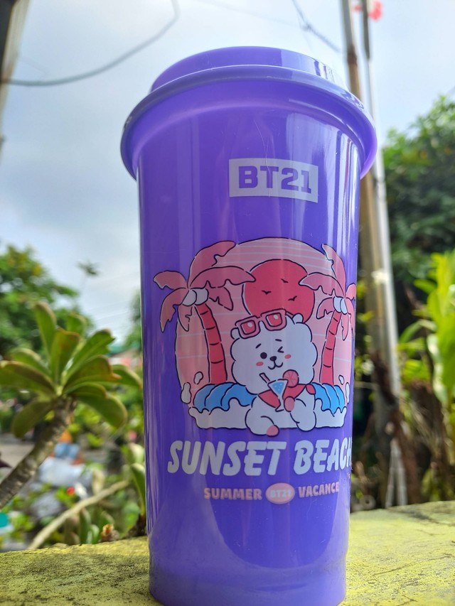 Reusable cup Chatime Good Summer Time with Sunset Beach BT21. Foto: Monika Febriana/kumparan