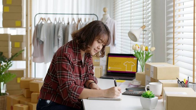 Seperti bisnis lainnya, usaha di bidang fashion punya tantangan tersendiri yang perlu diatasi, terutama bagi pelaku usaha yang baru. Foto: Shutterstock