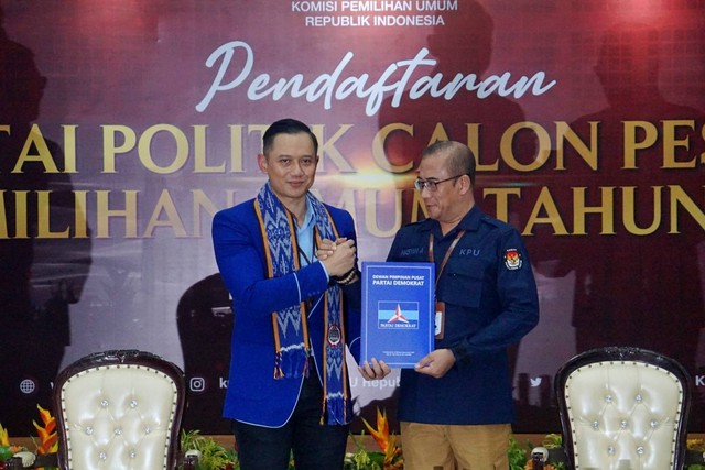 Ketua Umum Partai Demokrat Agus Harimurti Yudhoyono (AHY) memberikan berkas kepada Ketua KPU Hasyim Asy'ari saat daftarkan Partai Demokrat untuk Pemilu 2024 di Kantor KPU, Jakarta, Jumat (4/8/2022). Foto: Iqbal Firdaus/kumparan