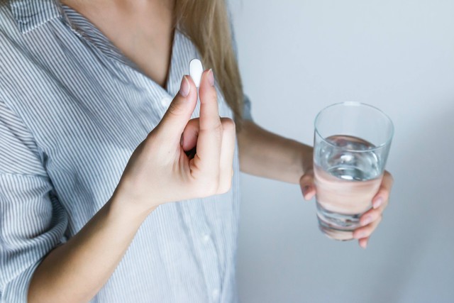 Ilustrasi meminum obat amlodipine. Foto: Unsplash