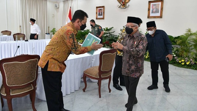 Pj Gubernur Aceh Achmad Marzuki bersalaman dengan Wapres Ma'ruf Amin pada rapat kerja percepatan penurunan stunting untuk 12 provinsi prioritas. Foto: Dok. Adpim Setda Aceh