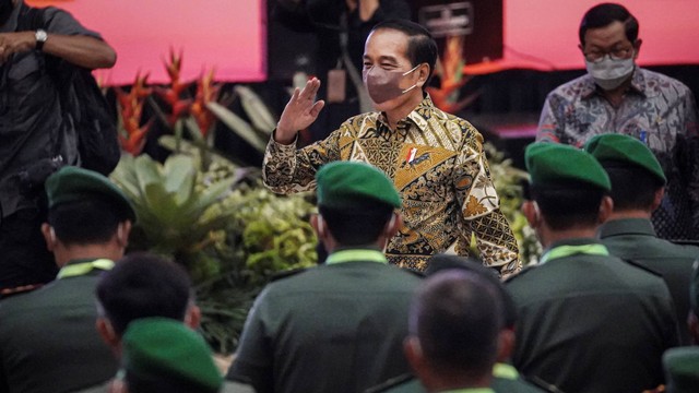 Presiden Joko Widodo (tengah) menghadiri Silaturahmi Nasional (Silatnas) Persatuan Purnawirawan TNI AD (PPAD) di Sentul International Convention Center (SICC), Bogor, Jawa Barat, Jumat (5/8/2022). Foto: Dhemas Reviyanto/ANTARA FOTO