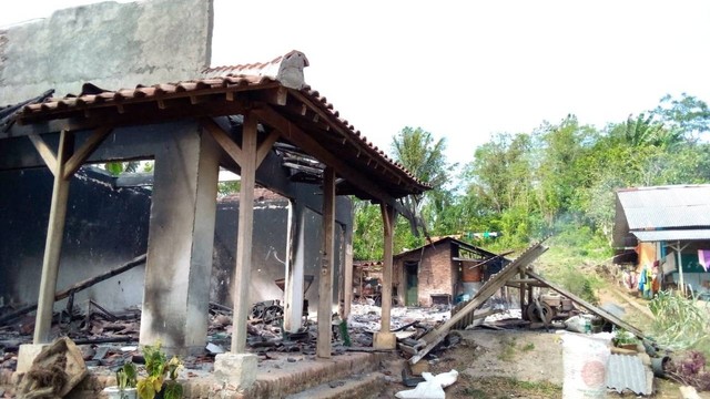 Pembakaran rumah warga di Jember. Foto: Dok. Istimewa