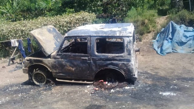 Kendaraan yang hangus akibat pembakaran rumah warga di Jember. Foto: Dok. Istimewa