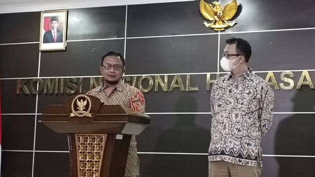 Komisioner Komnas HAM, Beka Ulung Hapsara dan Muhammad Choirul Anam dalam konferensi pers di Gedung Komnas HAM, Jumat (5/8/2022). Foto: Zamachsyari/kumparan