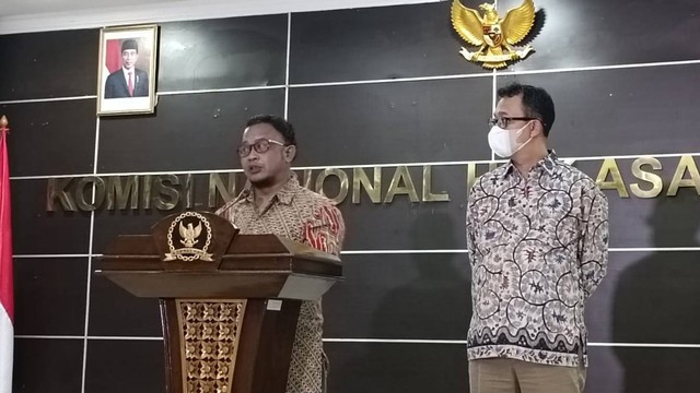 Komisioner Komnas HAM, Beka Ulung Hapsara dan Muhammad Choirul Anam dalam konferensi pers di Gedung Komnas HAM, Jumat (5/8/2022). Foto: Zamachsyari/kumparan