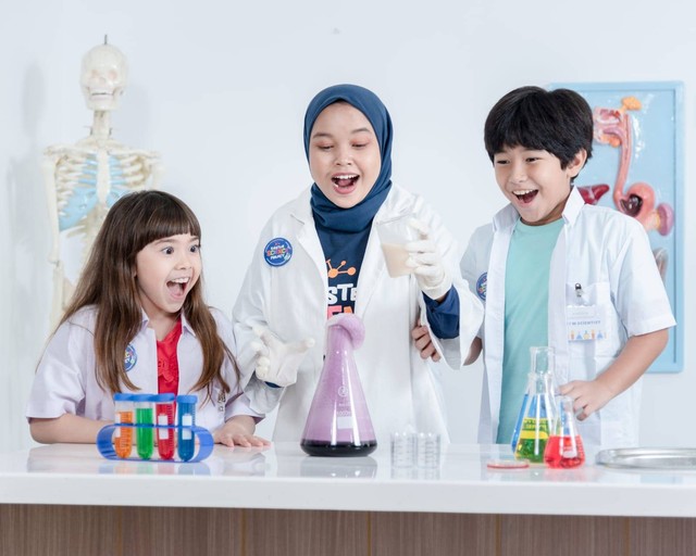 Aktivitas anak melakukan eksperimen sains di ESP. Foto: Einstein Science Project