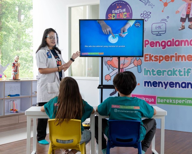 Salah satu kegiatan anak saat melakukan eksperimen sains di ESP. Foto: Einstein Science Project