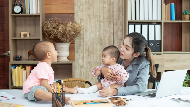Tips Atur Keuangan untuk Penuhi Kebutuhan Keluarga bagi Single Mom. Foto: Rachaphak/Shutterstock