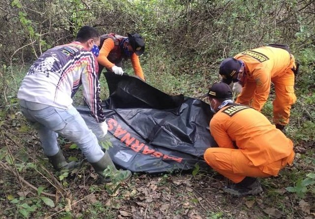 Mencari kroto dan tersesat selama 4 hari di hutan, Tim SAR Gabungan Cirebon Jawa Barat menemukan korban dalam keadaan meninggal dunia.(Juan)