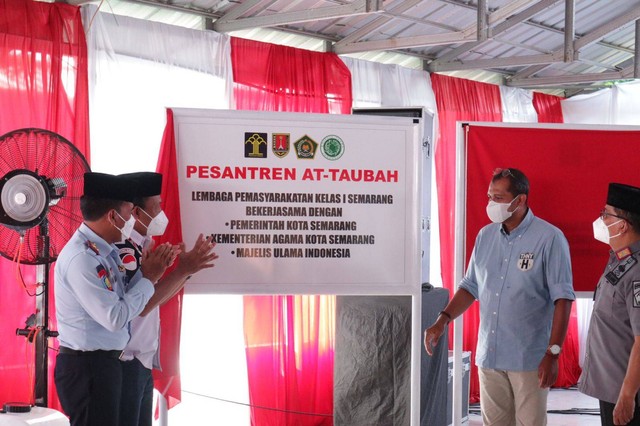 Wamenkumham dan Kepala Lapas Semarang beserta jajarannya saat membuka tirai peresmian pesantren dan pendalaman alkitab (Foto/dok. Fajar Lapas)