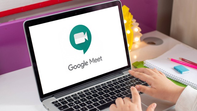 Ilustrasi Google Meet. Foto: Yalcin Sonat/Shutterstock