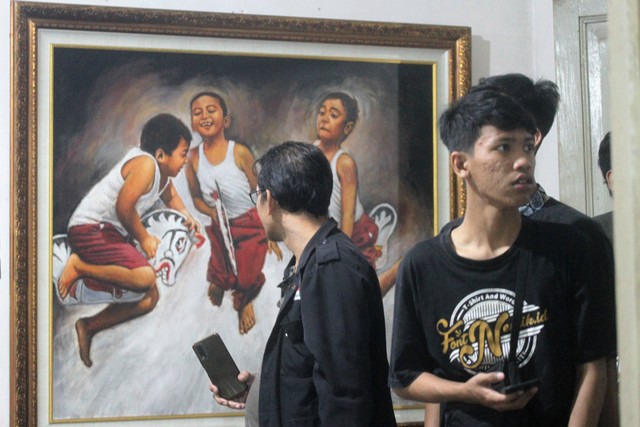 Antusias para pelajar yang mengapresiasi pameran seni lukis. Dok Nanang Diyanto