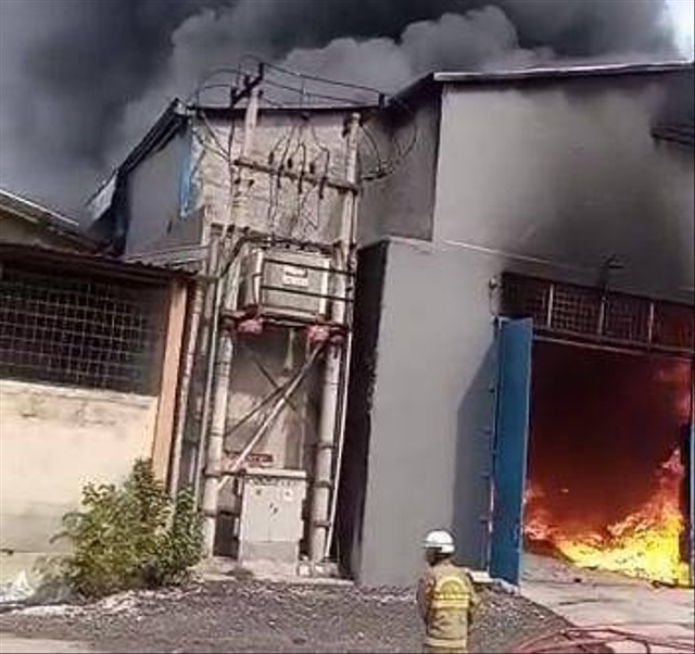 Gudang plastik di Tangerang meledak dan terbakar, Jumat (5/8/2022). Foto: Dok. Istimewa