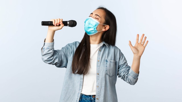 Ilustrasi bernyanyi mengenakan masker medis. Foto: Mix and Match Studio/Shutterstock.