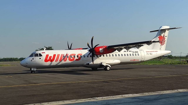 Pesawat Wings Air, saat pertama kali mendarat di Bandara Ngloram, Blora. Jumat (5/8/2022) (foto: dok istimewa)