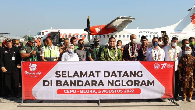 Sambutan selamat datang penerbangan perdana Wings Air, dari Bandar Udara (Bandara) Pondok Cabe, Tangerang, menuju Bandara Ngloram, Blora. Jumat (5/8/2022) (foto: dok istimewa)