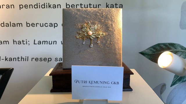 Perhiasan hasil kolaborasi Tulola Jewelry dengan 5 putri Keraton Yogyakarta yang terinspirasi dari bunga Kemuning. Foto: Eva Mintarsih/Tugu Jogja