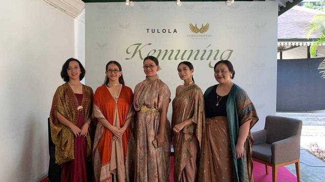 Founder dan Creative Conceptor Tulola, Happy Salma berfoto bersama putri Keraton Yogyakarta, Jumat (5/8/2022). Foto: Eva Mintarsih/Tugu Jogja