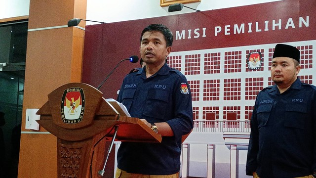 Ketua Divisi Bidang Teknis KPU RI, Idham Holik, saat konferensi pers, Jumat (5/8/2022). Foto: Aprilandika Pratama/kumparan