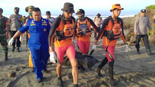 Jenazah nelayan korban perahu terbalik di Cianjur ditemukan, Jumat (5/8/2022). Foto: Dok. Istimewa