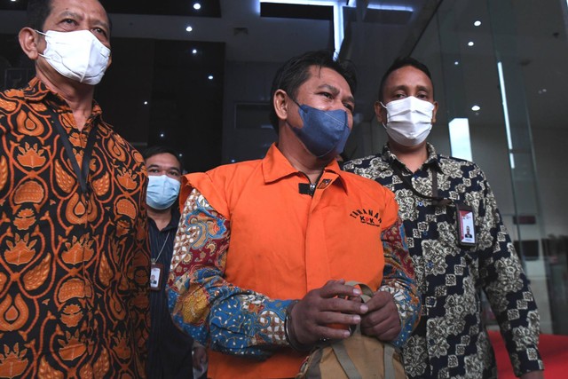 Supervisor Tim Pemeriksa Pajak pada KPP Pare, Jawa Timur, Abdul Rachman mengenakan rompi tahanan usai diperiksa di gedung KPK Jakarta, Jumat (5/8/2022). Foto: Hafidz Mubarak A/ANTARA FOTO