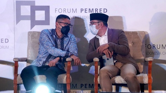 Gubernur Jawa Barat Ridwan Kamil dan Menparekraf Sandiaga Uno menghadiri acara 10 Tahun Forum Pemred di Raffles Jakarta, Jumat (5/8/2022). Foto: Iqbal Firdaus/kumparan