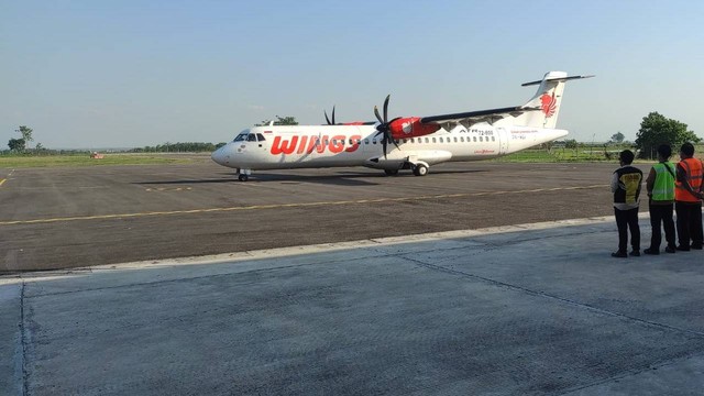 Pesawat Wings Air, saat pertama kali mendarat di Bandara Ngloram, Blora. Jumat (5/8/2022) (foto: dok istimewa)