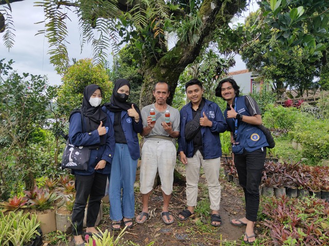 Kegiatan ini diakhiri dengan pemberian POCCIN kepada warga dan juga petani setempat. Sumber : dokumentasi pribadi.