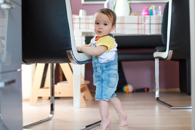 Ilustrasi anak berjalan jinjit. Foto: Yaoinlove/Shutterstock