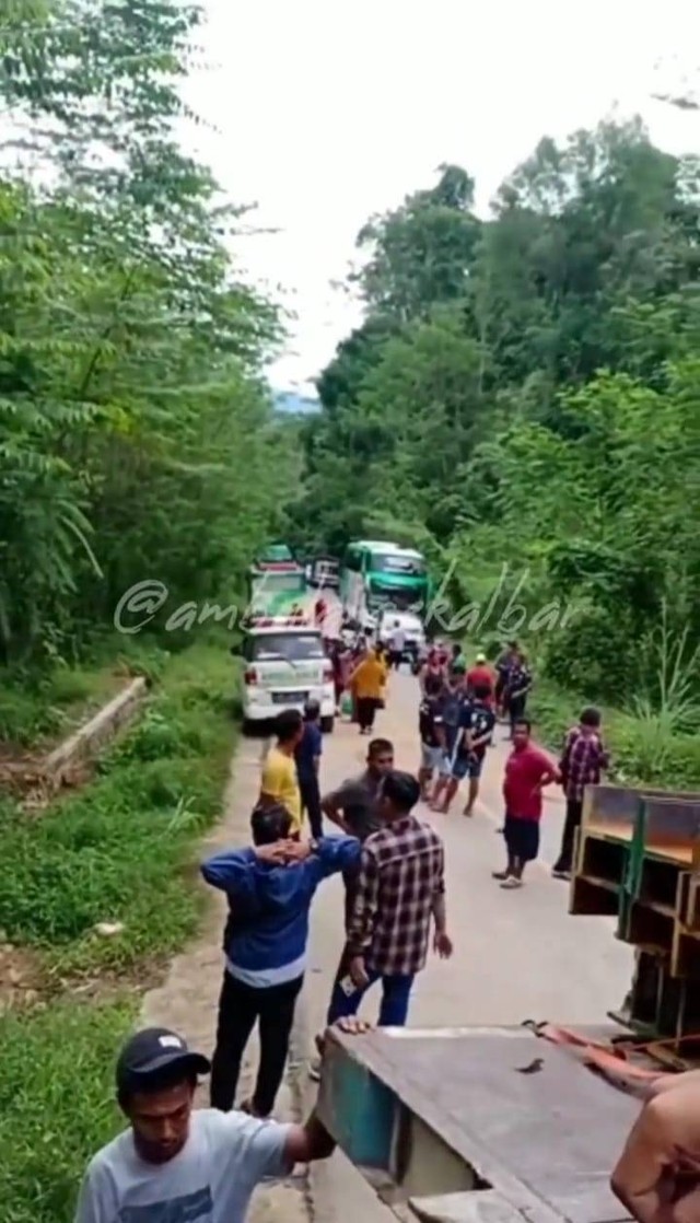 Kemacaten mengular akibat truk trailer mengangkut besi batangan melintang di tanjakan Bukit Biru Kapuas Hulu. Foto: Instagram @ambulancekalbar