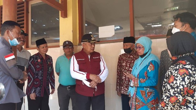Bupati Malang, Sanusi (rompi merah) berdialog dengan Kepala SDN 2 Jeru, Siti Fatimah (baju biru). Foto: Aisyah Nawangsari