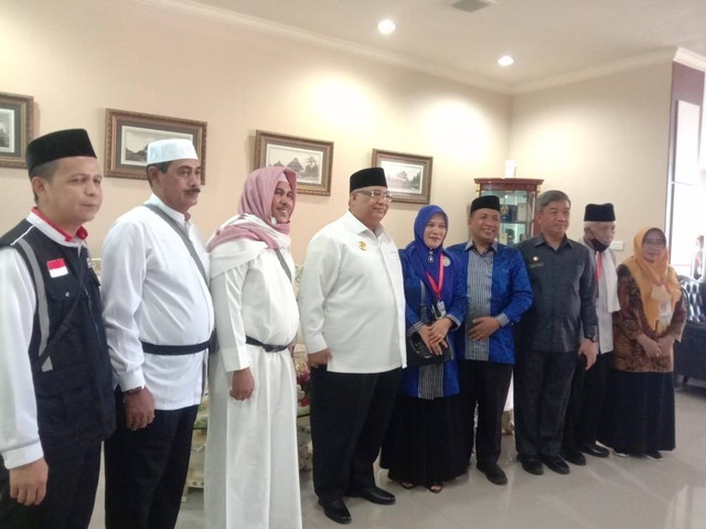 Gubernur Sultra Ali Mazi, dan Kepala Kantor Wilayah Kemenag Sultra, Zainal Mustamin, saat menyambut kedatangan jemaah haji asal sultra. Foto: Moch Ijah/kendarinesia.