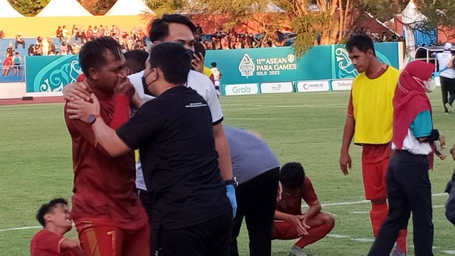 Ekspresi kekecewaan pemain timnas Indonesia usai dikalahkan Thailand dalam final sepak bola CP ASEAN Para Games 2022 di Stadion UNS Solo, Jumat (05/08/2022). FOTO: Agung Santoso