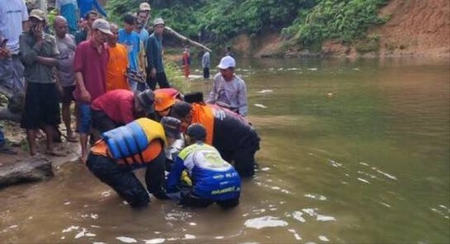Proses evakuasi jenazah di Sungai Kampung Ganti Kubang, Pesisir Selatan, Sumatera Barat, Jumat 5 Agustus 2022. Foto: Basarnas
