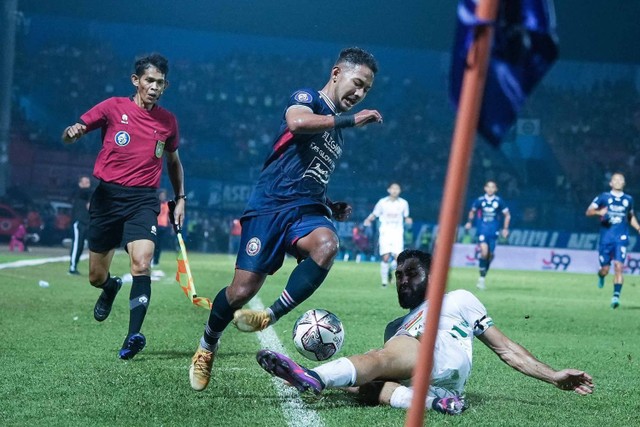 Pertandingan Liga 1 antara Arema FC melawan PSS Sleman, Jumat (5/8/2022). Foto: Instagram.com/aremafcofficial/