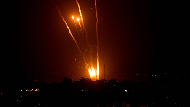 Roket ditembakkan oleh militan Palestina ke Israel, di tengah pertempuran Israel-Palestina, di Kota Gaza 5 Agustus 2022. Foto: Mohammed Salem/REUTERS