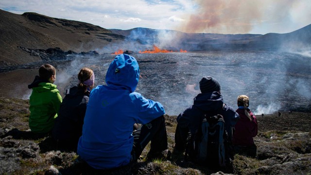 Orang-orang mengunjungi lokasi gunung berapi yang baru meletus yang terjadi di lembah Meradalir, dekat gunung Fagradalsfjall, Islandia pada 4 Agustus 2022. Foto: JEREMIE RICHARD/AFP