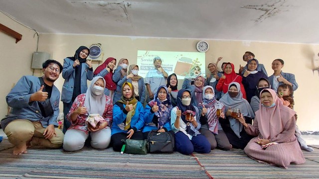 Sosialisasi dan Pelatihan Pembuatan Produk Teh Kombucha bersama Ibu-ibu PKK RW 04 Negla, Kelurahan Isola, Sukasari, Kota Bandung
