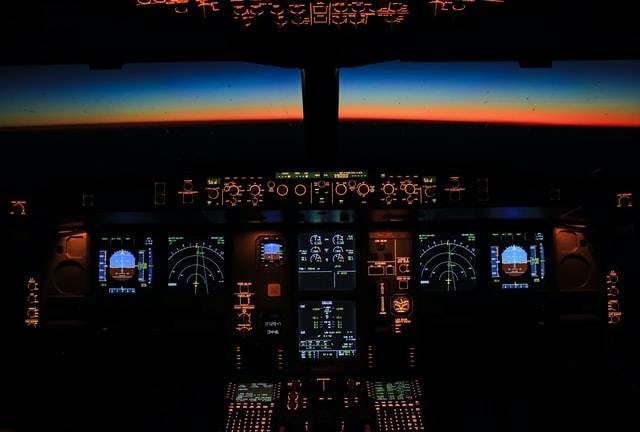 Ilustrasi pertanyaan mengenai pilot bahasa Inggrisnya apa, sumber foto Andrés Dallimonti on Unsplash