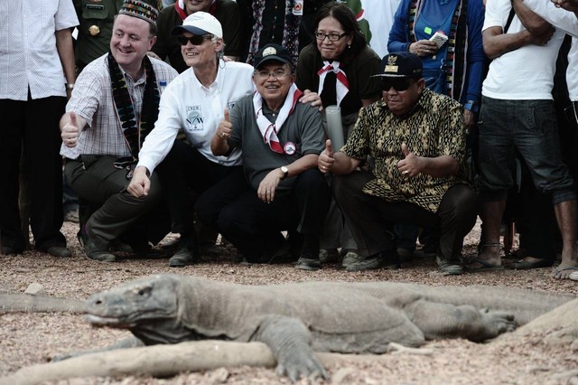 Mantan Wakil Presiden RI Jufuf Kalla saat berkunjung ke Pulau Komodo. Foto: Ade Danhur
