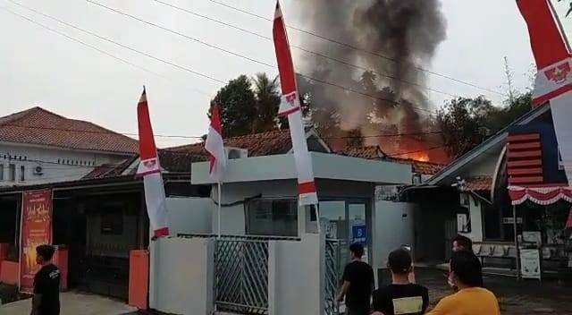 Puskesmas Cikalongkulon di Cianjur terbakar, Sabtu (6/8/2022) pagi. Foto: Dok. Istimewa