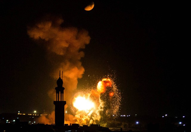Asap dan api membubung di atas Khan Yunis di jalur Gaza selatan, selama serangan udara Israel, Jumat (5/8/2022). Foto: Youssef Massoud/AFP